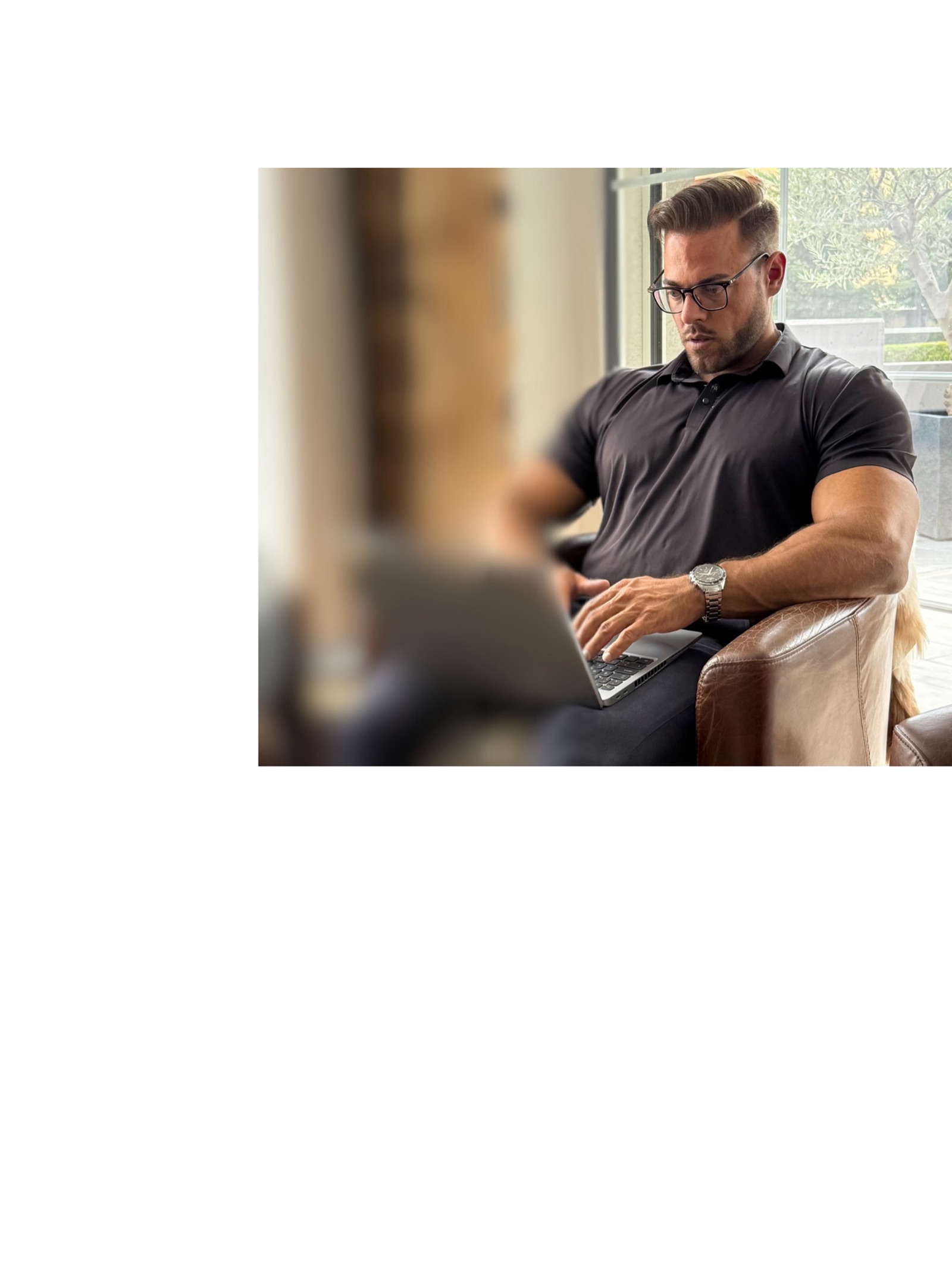 Marc Albrecht im Arbeitsgespräch am Laptop